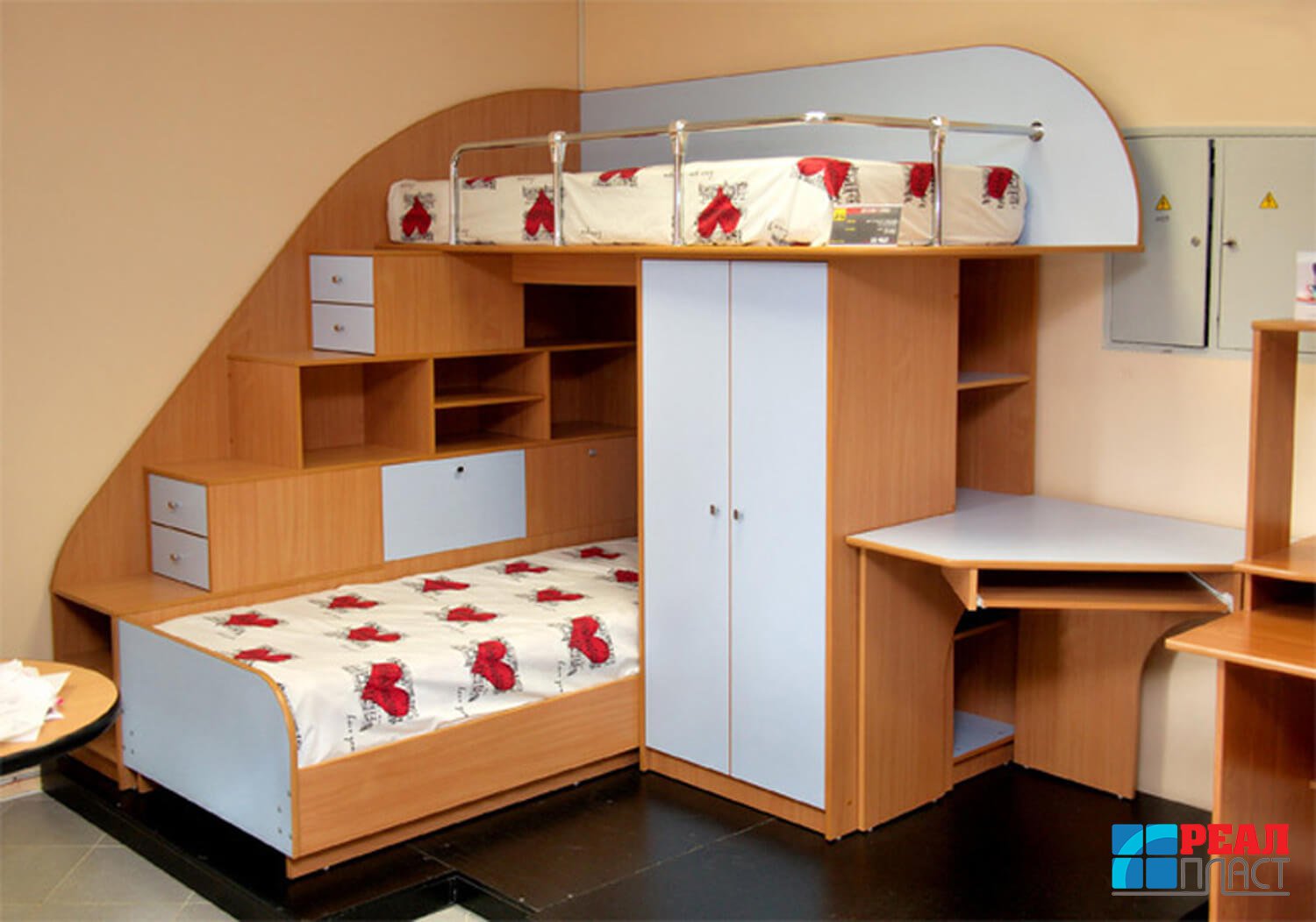 двухъярусная кровать с двумя шкафами