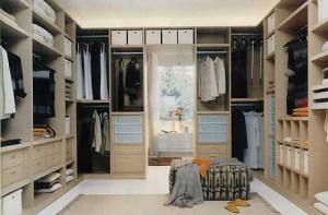 Комната-шкаф или гардеробная комната в доме
