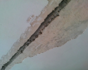 Устранение трещин на потолке