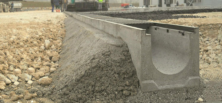 Особенности монтажа бетонных водоотводных лотков